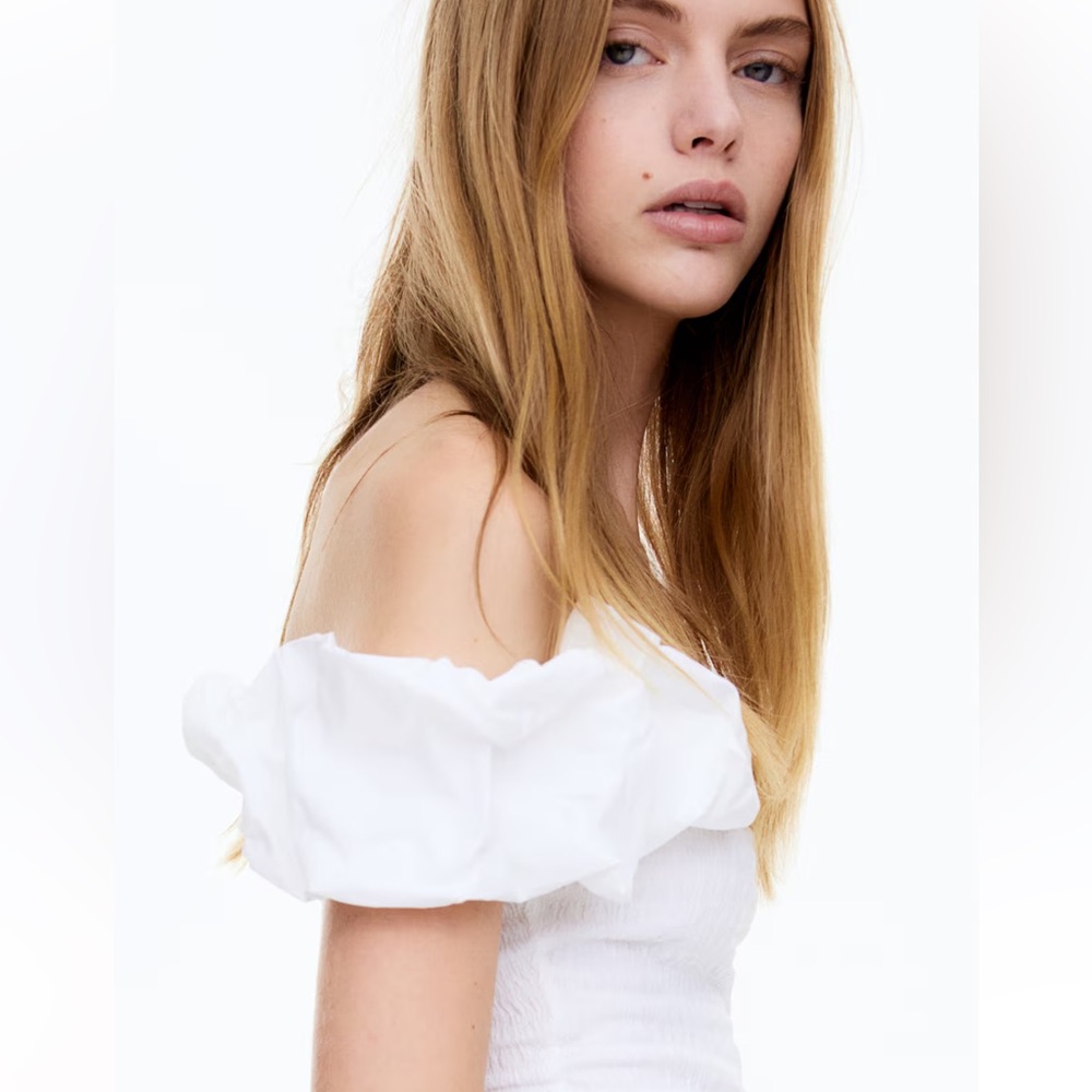 NWT H&M Puff Sleeved Off-the-Shoulder Top